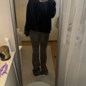 Leopardmönstrade byxor - Snygga leopardmönstrade byxor med en tight passform och utsvängda ben. Byxorna är sprillans nya och har aldrig används, har bara gästat dom på men tyvärr va dom för små för mig. 