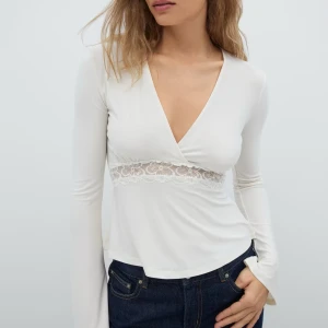 Vit långärmad topp med spetsdetalj - Hel ny med prislapp på. Slutsåld. Snygg vit långärmad topp med v-ringning och spetsdetalj under bysten. Perfekt för en stilren look. Helt ny och köpt för 299 köpte på gina tricot. Den är i storlek Xxs men passar även Xs