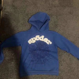 Spider hoodie - As fet spider hoodie I bra skick, används inte längre därför den säljs. Kom privat för fler bilder eller frågor