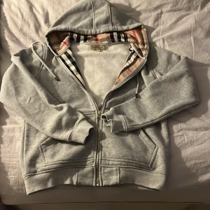 Grå burberry Hoddie - Tjena säljer min burberry hoodie eftersom den blivit för liten. Givetvis äkta. Perfekt till kalla dar. Storlek S. Skriv vid minsta fundering