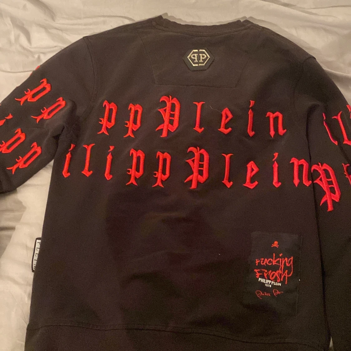 Svart tröja från Philipp Plein med röd text