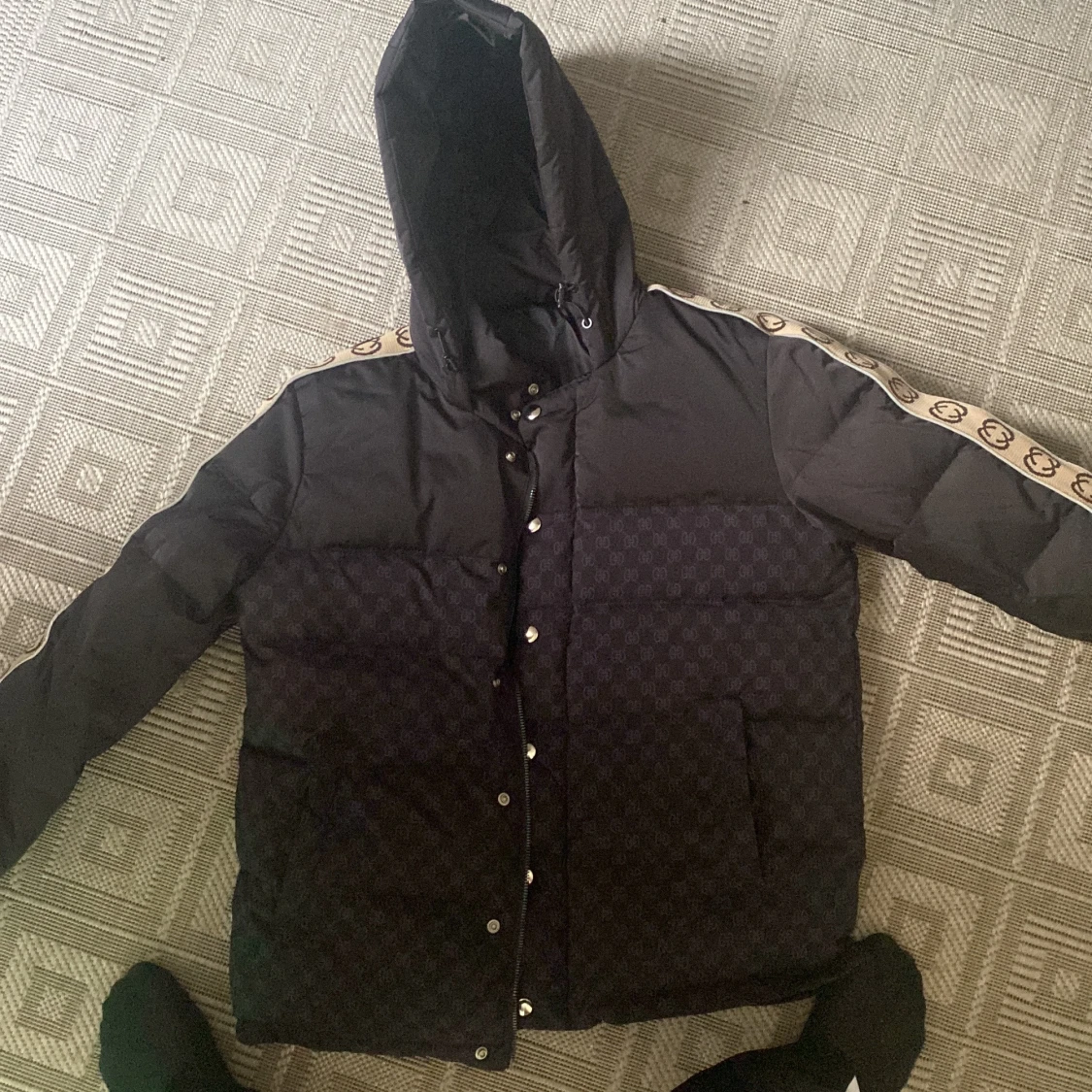 Svart gucci jacka med fina detaljer på armarna