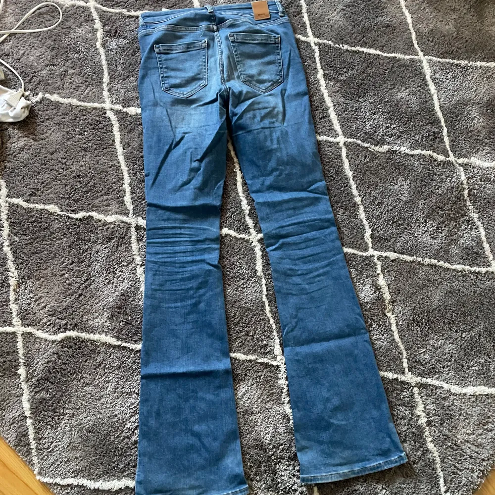 Snygga blå långa bootcut jeans från only, jag är 176 cm och dessa är till marken. Nypris ≈ 500kr. Strl M, längd 34💕 hör av er vid frågor😊. Farkut & Housut.