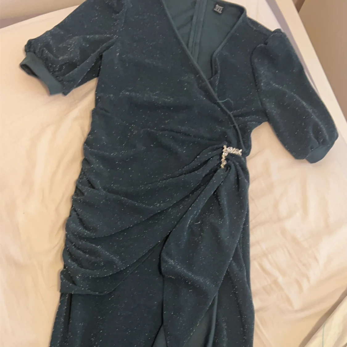 Mörkgrön glittrig klänning från Mooste