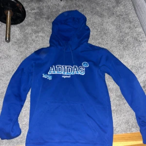 Blå adidas tröja  - Otroligt bra skick, skönt material. 