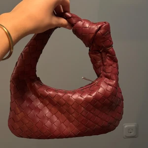 Bottega liknande väska  - Väldigt snygg bottega liknande väska i vinröd färg! Den är i fint skick❤️