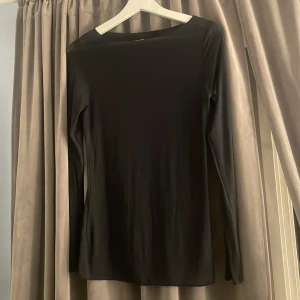 Svart långärmad tröja från Intimissimi - Använd Max 3 gånger, storlek M.