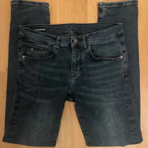 J.Lindeberg jeans 29/32 Slim - Schyssta mörkblå J.Lindeberg jeans i passformen slimfit som är i riktigt bra skick. 