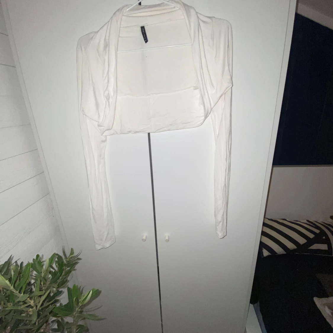 Vit bolerotopp från Amisu