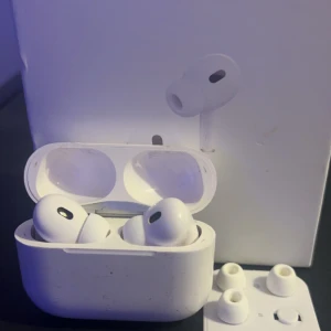 Earpods GEN 2 - Säljer mina EarPods Gen 2 i bra skick och på det så får ni ett grått silikon skal (om ni vill)! Använda men väl omhändertagna, fungerar perfekt utan några problem. Levereras eller upphämtning! Perfekt för dig som vill ha grymt ljud till ett bra pris. Hör av dig vid intresse!