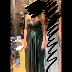 Balklänning! - Säljer nu min jättefina balklänning! Märket Mascara och i storlek 34. Använd en gång. Nypris 3400 kr och är helt slutsåld😊 skriv gärna vid frågor🥰