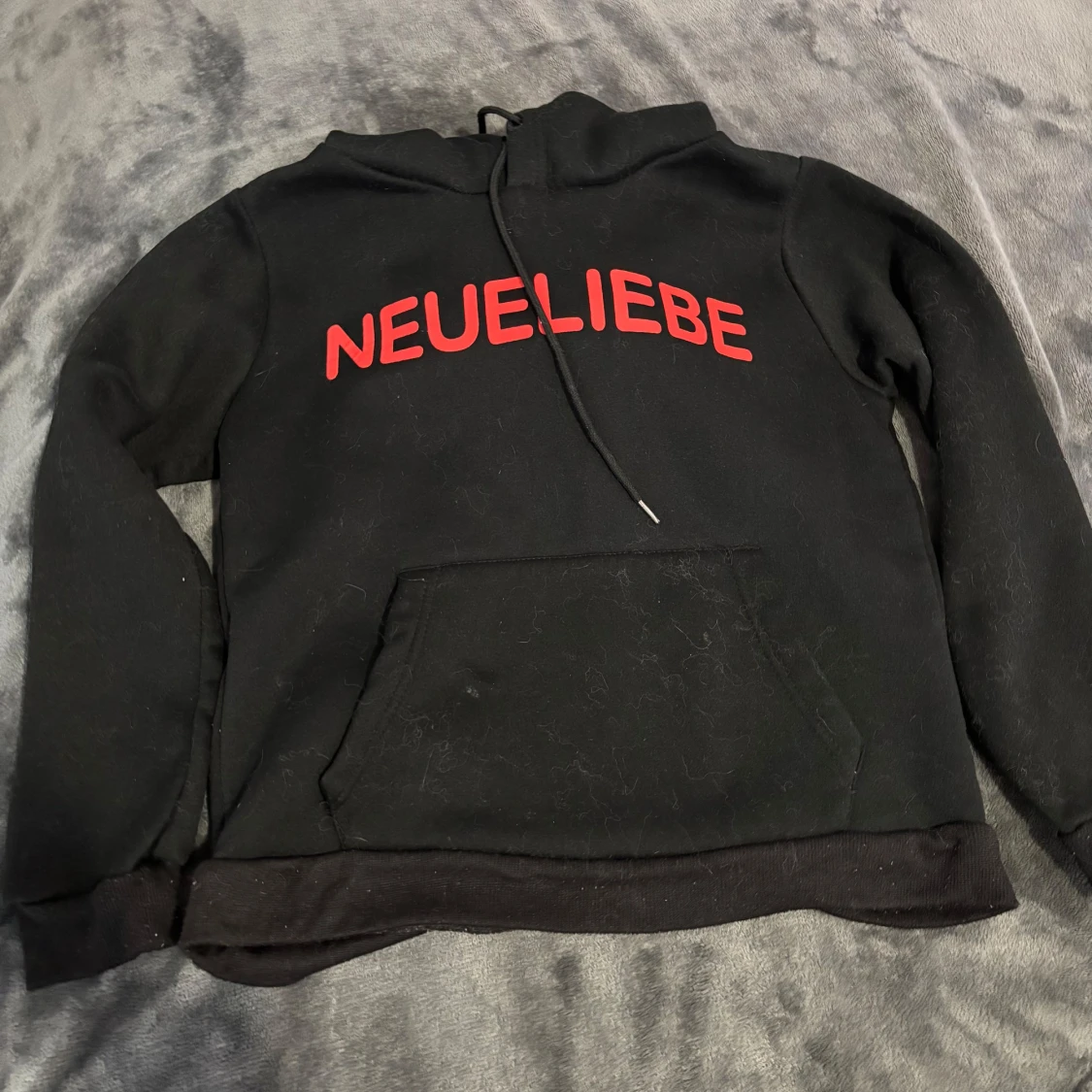 Svart hoodie med röd text