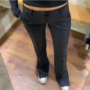 Svarta kostymbyxor ifrån bikbok  - Snygga svarta kostymbyxor från Bik Bok som inte säljs längre, dom är lågmidjade och har slits längst ner och är i super skönt material. Passar perfekt till en fest eller vardags look. Knappast använda endast några gånger så inga fläckar eller hål helt som nya🤞🏻storlek 34, pris: 250kr 