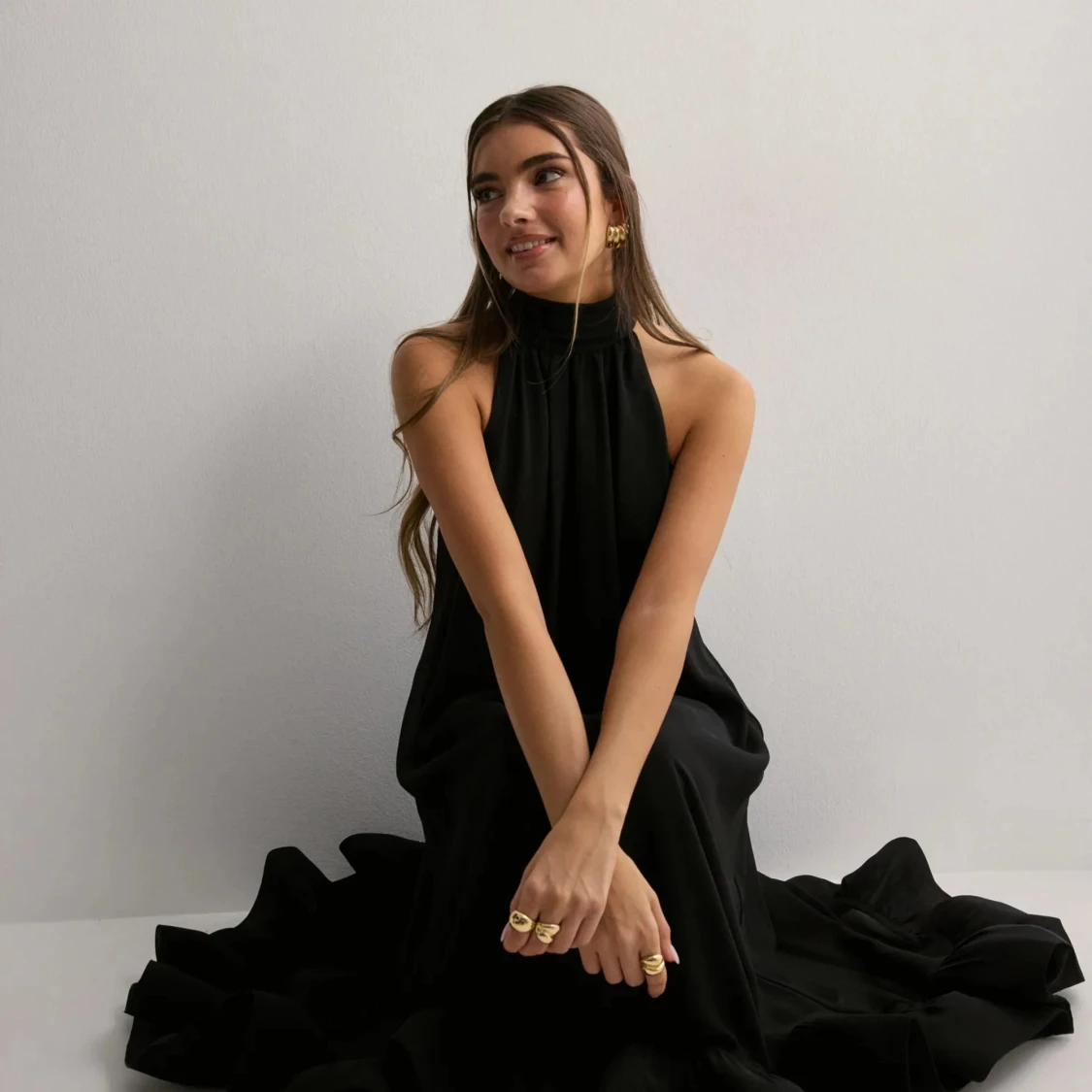 Svart ärmlös klänning med volangdetaljer från By Malina - 91