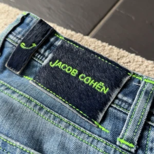 Jacob Cohen Jeans - Extremt sällsynta Jacob cohen 688 special med limegröna sömmar; Nypris 4599kr. Skick: 8,5/10 finns inga uppenbara defekter🎙️ Funderingar? Skriv t mig. Byxan är slim fit