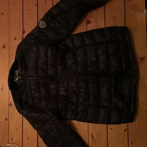 Moncler dunjacka  - Äkta Moncler-jacka då den är äkthetsverifierd och köpt via Sellpy. Storlek 5, motsvarar ungefär en Large. Kvitto från Sellpy finns! (Dragkedja som krånglar därav priset) 🩷