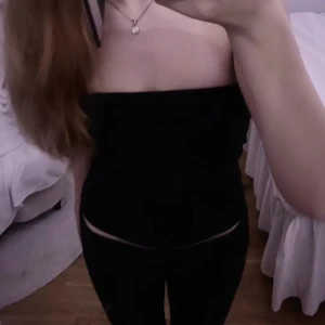 Svart tubtopp från Bik Bok - Säljer en svart tubtopp från Bik Bok i storlek S, säljer även en i vit. Perfekt för sommardagar eller som ett basplagg i garderoben då den även kan annvändas som kjol. Använd men har inga defekter💕