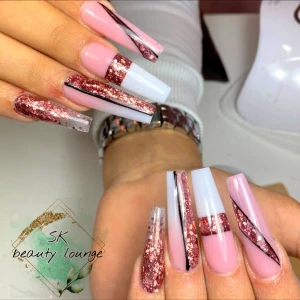 Nageldesign med glitter och rosa detaljer - Naglar med en elegant design i rosa och vitt, dekorerade med glittrande roséguld och svarta linjer. Perfekt för en glamorös look.