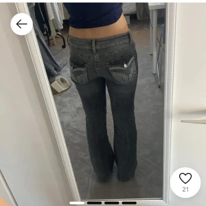 Grå bootcut jeans med broderade fickor - Snygga grå bootcut jeans med unika broderade detaljer på bakfickorna. De har en låg midja och klassisk femficksdesign. Perfekta för en avslappnad stil med en twist. Från Gina Young och strl 170 vilket motsvarar s/m! 🩷 kom med prisförslag och skriv om du undrar något! :)