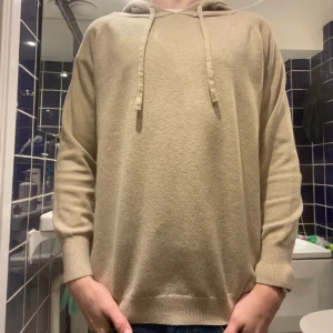 Beige ull hoodie - Säljer en stilren beige hoodie. Perfekt för en avslappnad look. Skicket på hoodien är ca (8-10) Fraktar samma dag eller dagen efter köpes 🚚 skriv till mig om frågor eller funderingar💛