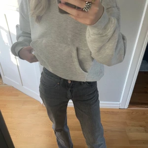 A brand jeans - Säljer mina snygga Low waist A brand jeans.storlek 23 men passar dig som är runt 164 eller kortare då jag har kortat ner dom när jag köpte byxorna.Använt några gånger men skulle säga att dom är i bra skick!❤️Nypris är 1020kr men säljs för 600❤️