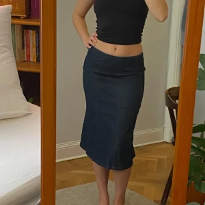 Mörkblå jeanskjol - Köpt secondhand och står ingen storlek men jag har 36 och sitter bra på mig! Stretchig. Skriv för frågor eller mått!