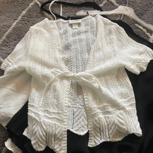 Vit cardigan - En vit cardigan, perfekt till sommaren.