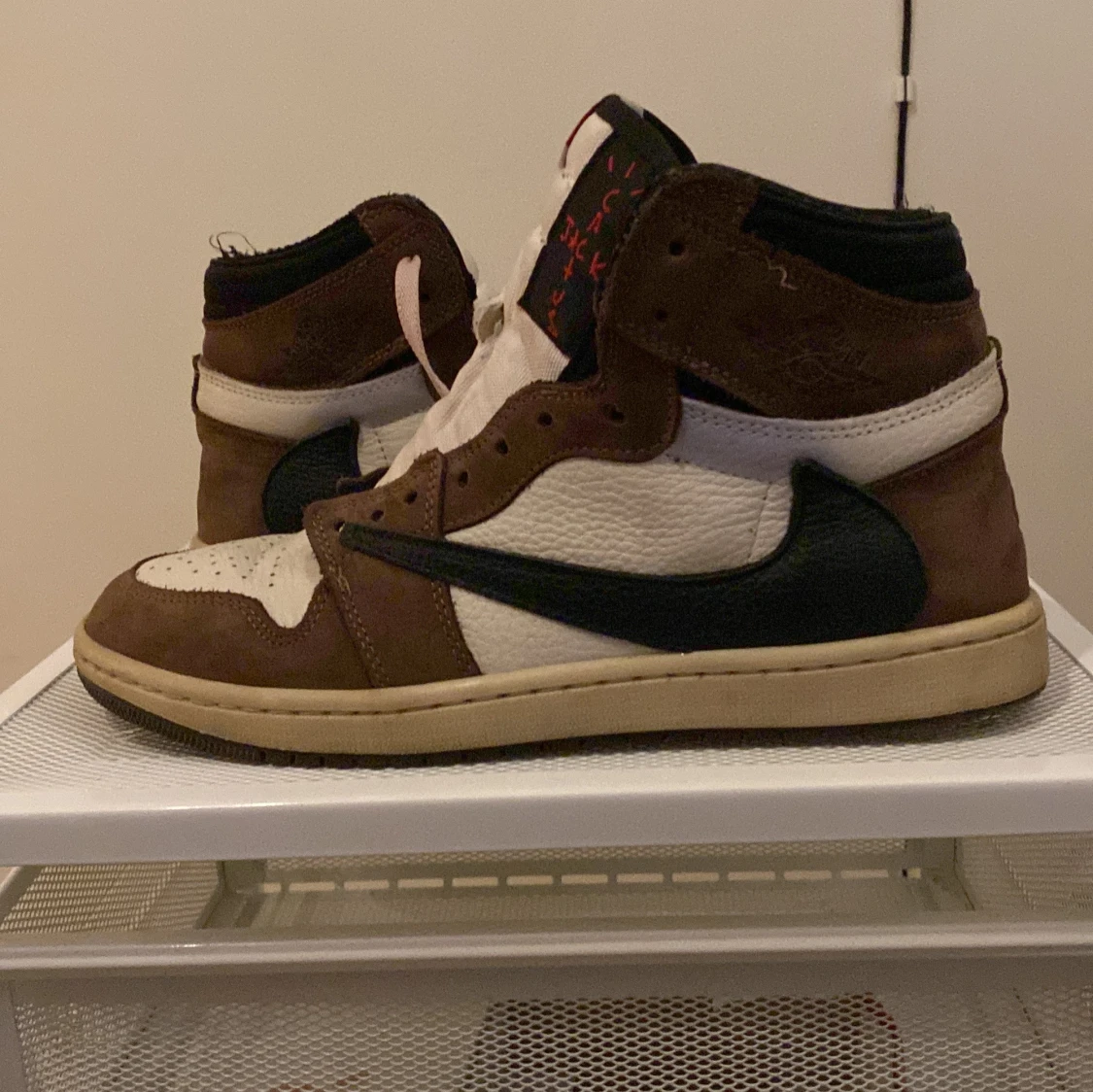 Nike Air Jordans i brunt och vitt