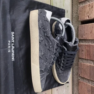 Saint Laurent skor - Riktig snygga och unika skor från saint Laurent med stjärnor i ny skick men finns tecken på användning. ❗️OBS: storlek 39 men passar 40.5. Pris kan diskuteras vid snabb affär och frågor besvaras snabbt🙌🙌
