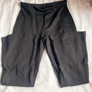 Svarta leggings - Snygga svarta leggings med hög midja. Perfekta för en bekväm och stilren look. Längd är 87 Cm. Använd en gång, kort för mig. 