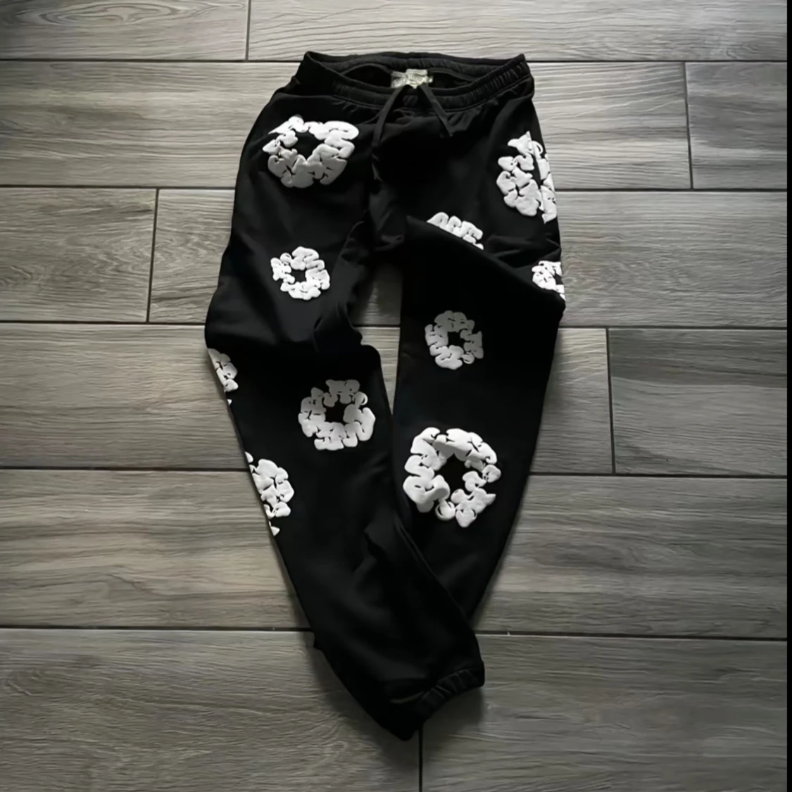 Svart hoodie och byxor från Denim Tears - 2