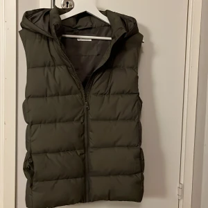 Olivgrön väst från Mango - Köpt för 500 ungefär har endast testats storlek s kan även passa m