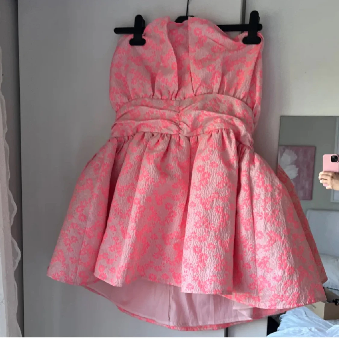 Rosa axelbandslös klänning - 2