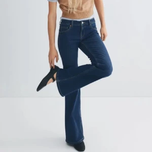 Low waist bootcut jeans  - Jätte snygga byxor som är bra utsvängda och låg midja 