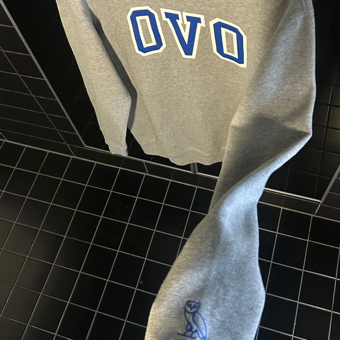 Grå sweatshirt från OVO - 2