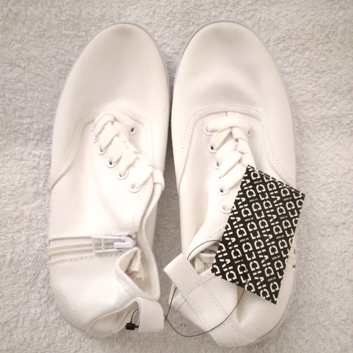 HELT NYA & OANVÄNDA höga sneakers från Divided / H&M, vit / vita, 36. - 1