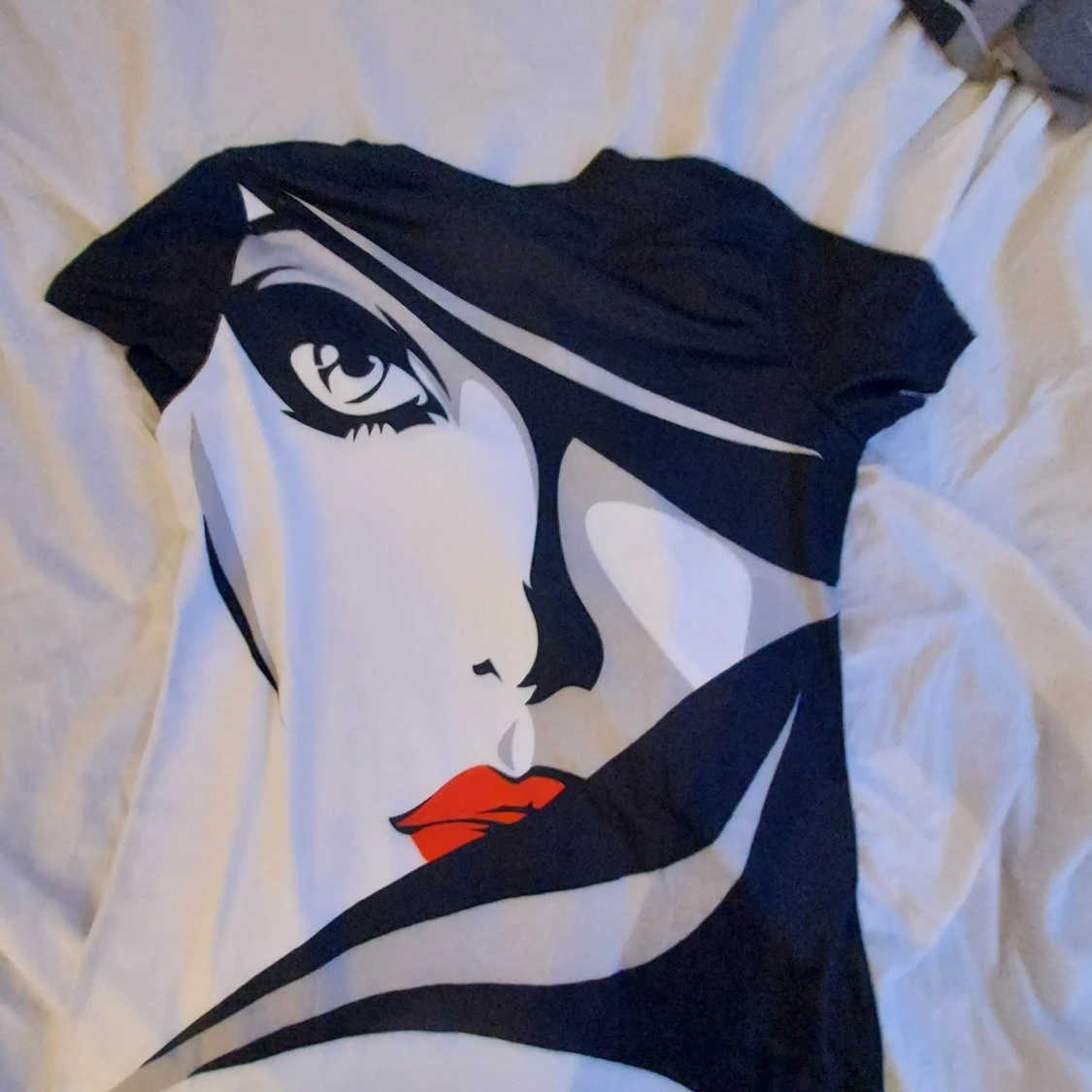 Svart och vit t-shirt med ansiktsmotiv - 1