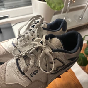 New Balance 550 - Använd fåtal gånger, ganska bra skick, nypris pris ca 1,250kr. Pris kan diskuteras!💞
