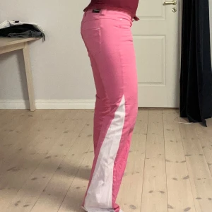 Lågmidjade rosa jeans - Superfina lågmidjade rosa jeans med ljusrosa slits💞 