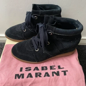 Isabel Marant skor - Isabel Marant Étoile Bobby sneakers i färgen svart. Storlek 39.  I superfint skick.  Har tyvärr inte kvar dustbag.