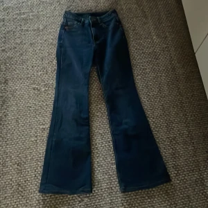 Flared Jeans - Högre i midjan. Sitter bekvämt.