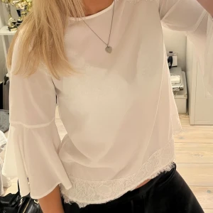 Vit blus med spetsdetaljer - Elegant vit blus med trekvartsärmar och vackra spetsdetaljer💕💕