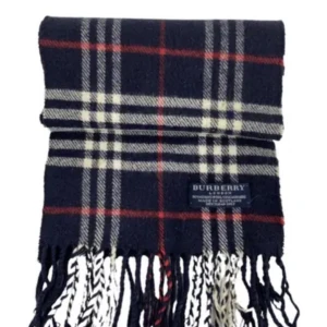 Rutig halsduk från Burberry - Snygg och klassisk rutig halsduk från Burberry i mörkblått med röda och vita ränder. Tillverkad i mjukt material med fransar i ändarna. Perfekt för att hålla dig varm och stilren under kyliga dagar.