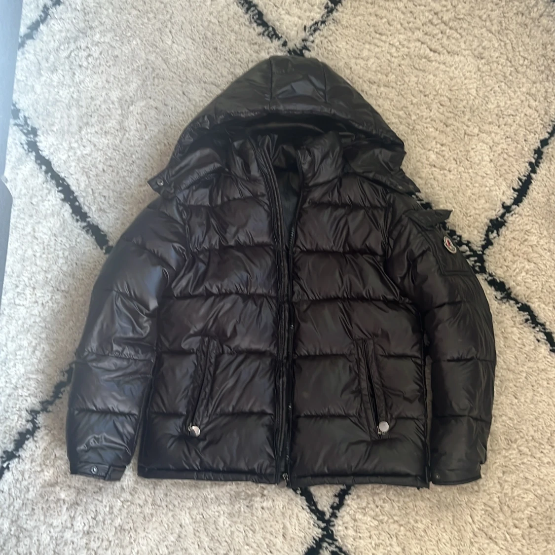 Svart dunjacka med huva