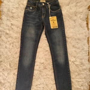 Så snygga jeans från Morris - Supersnygga jeans från Morris, nya med lapp kvar. De är tillverkade i en bomullsblandning med lite stretch för extra komfort. Perfekta för en stilren look. Storlek 24 i midjan och 32 i längden. ⭐️ Nypris 1699 kronor! Gör ett riktigt kap! 