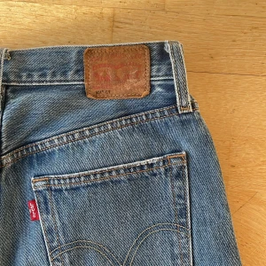 Levis 501 - Klassiska Levis 501 CT jeans i en snygg blå tvätt. De har en straight passform och är tillverkade i slitstarkt denim. Perfekta för en avslappnad stil med fem fickor och knappgylf. Storleken är lite oklar då färgen på lappen där det stod har gått bort i tvätten! Men som ni ser så sitter dom bra på mig som är runt 170cm! Skriv vid funderingar! 💫👏