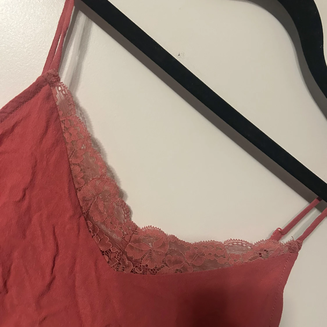 Korall linnetopp med spetsdetaljer - 1