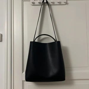 Svart axelväska från Gina Tricot - Trendig väska från Gina i den största modellen. I ett väldigt bra skick och knappt använd 