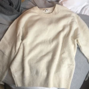 Vit tröja från Uniqlo - Säljer en stilren vit tröja från Uniqlo. Den är jätte fin men för liten så jag har ingen bild på 🥰🥰