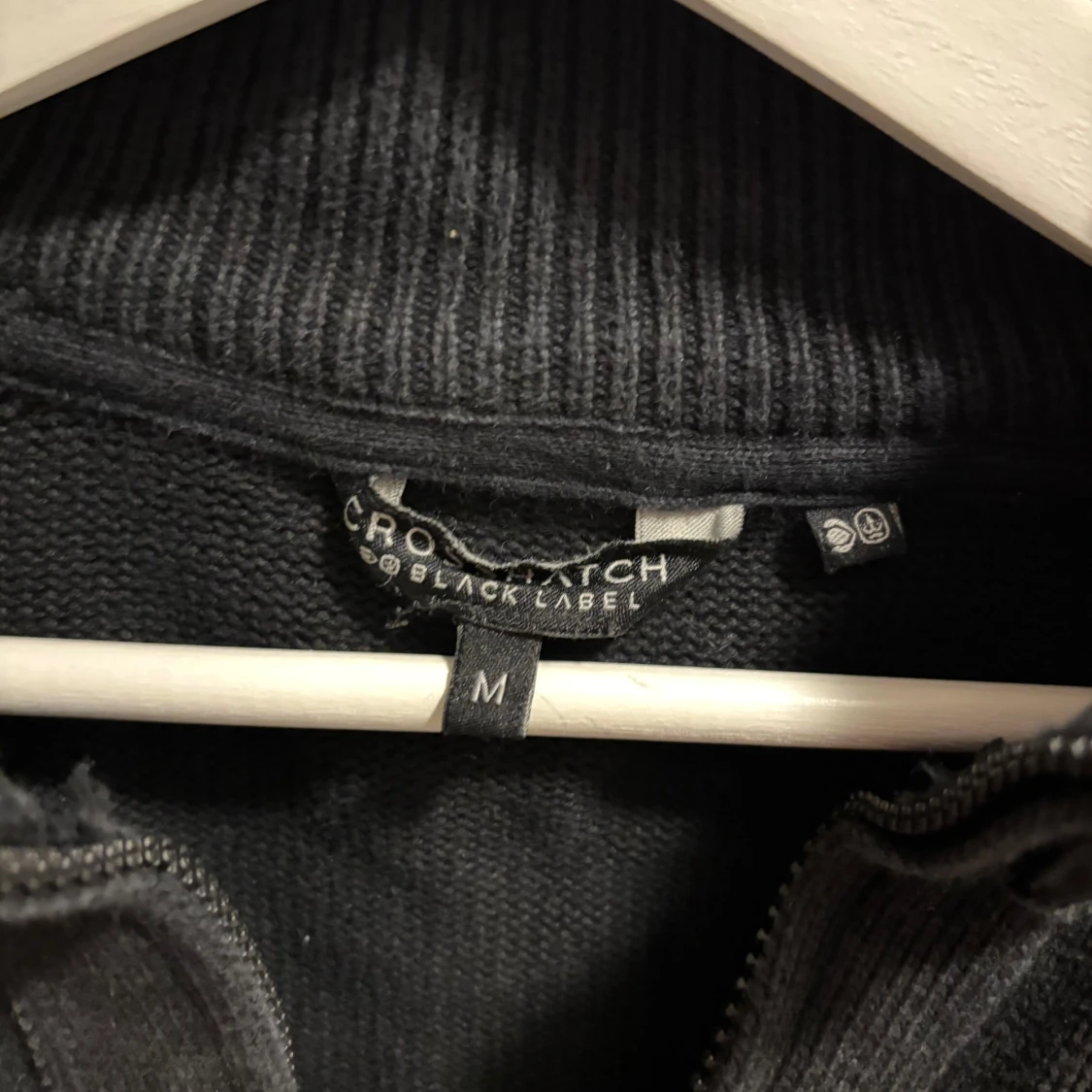 Svart stickad tröja från Crosshatch - 2